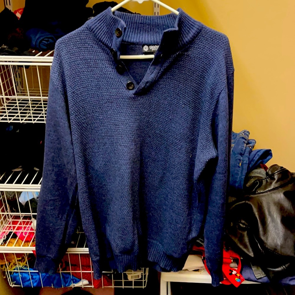 Good quality sweater with buttoned collar